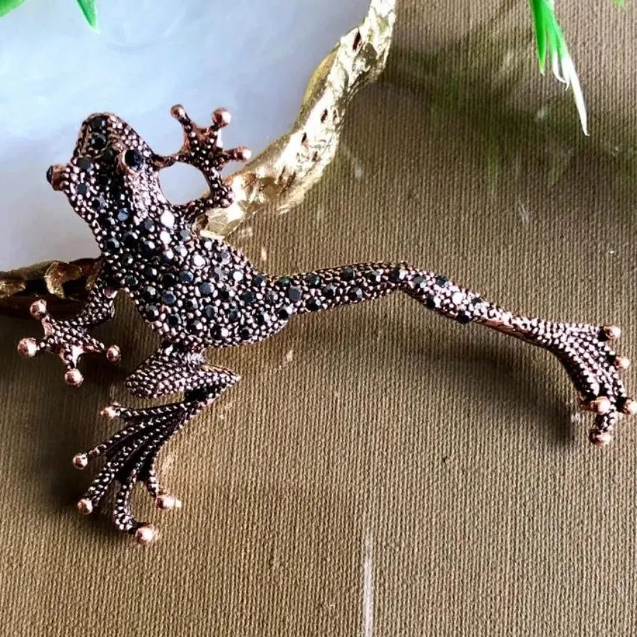 Vintage Luxury Frog Brooch Pin for Men & Women – Elegant Accessory