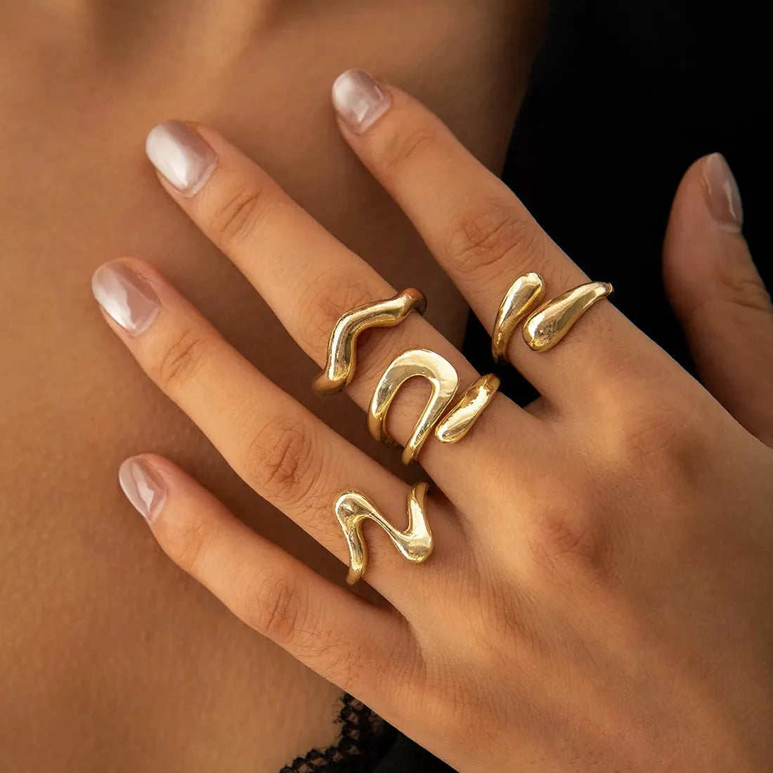 8Pcs Vintage Gold Metal Tulip Flower Rings Set Featuring Rhinestones for Women
