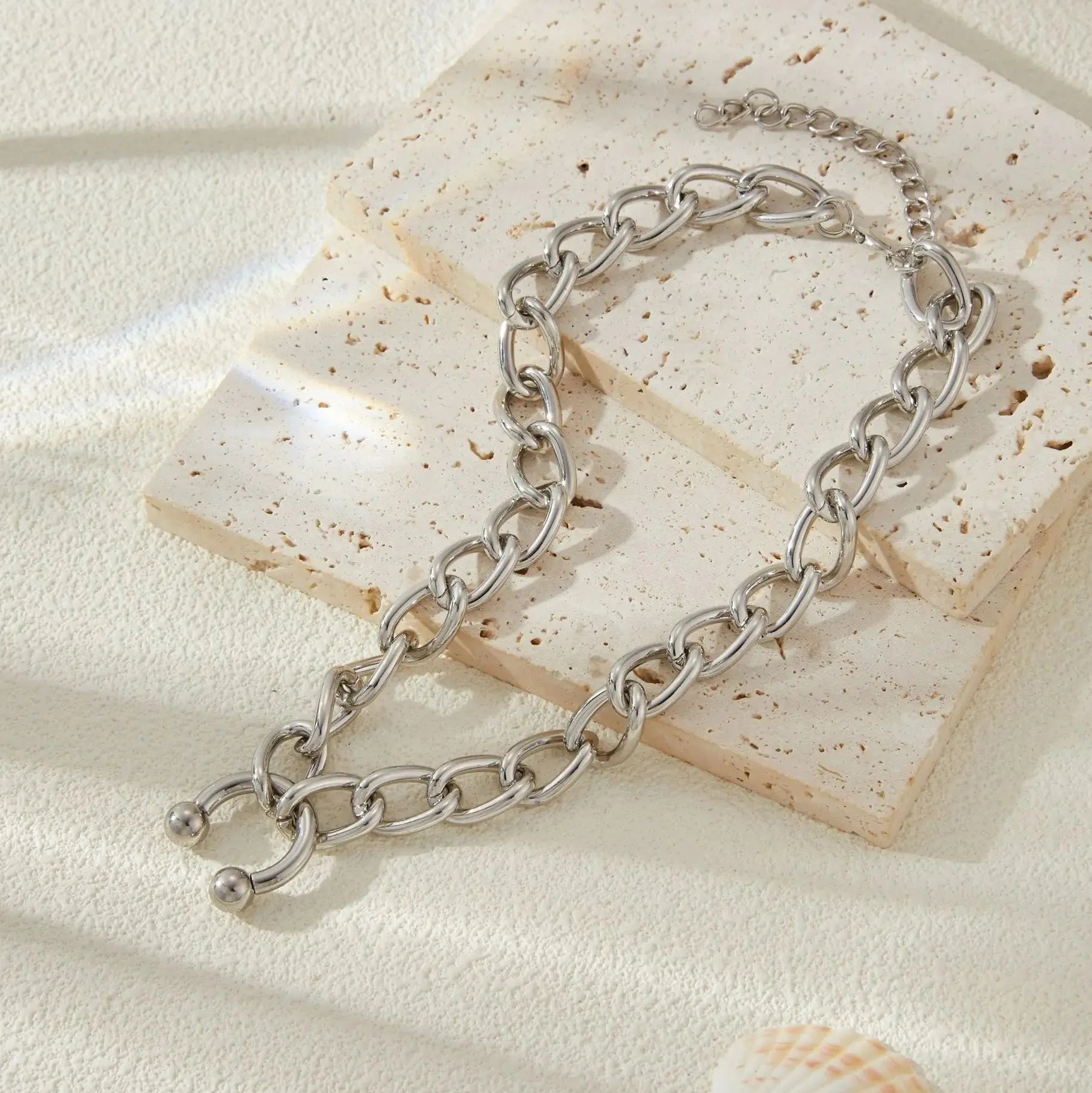 Adjustable Large Zinc Alloy Round Nose Clip Pendant Necklace for Women