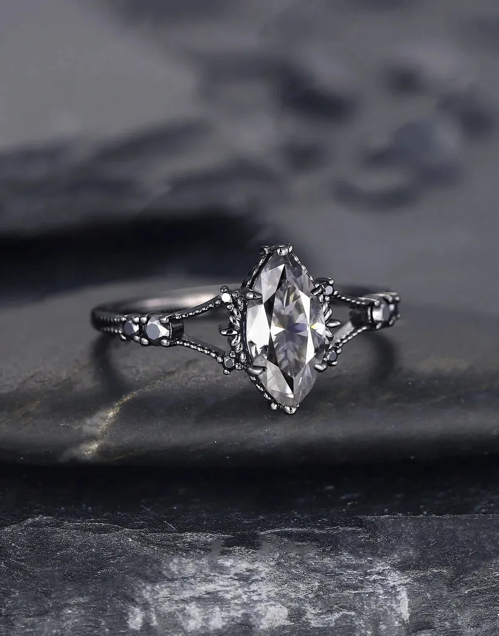 Luxury Retro Gun Plated Black Zinc Alloy Ring with Micro Set Zircon for Women