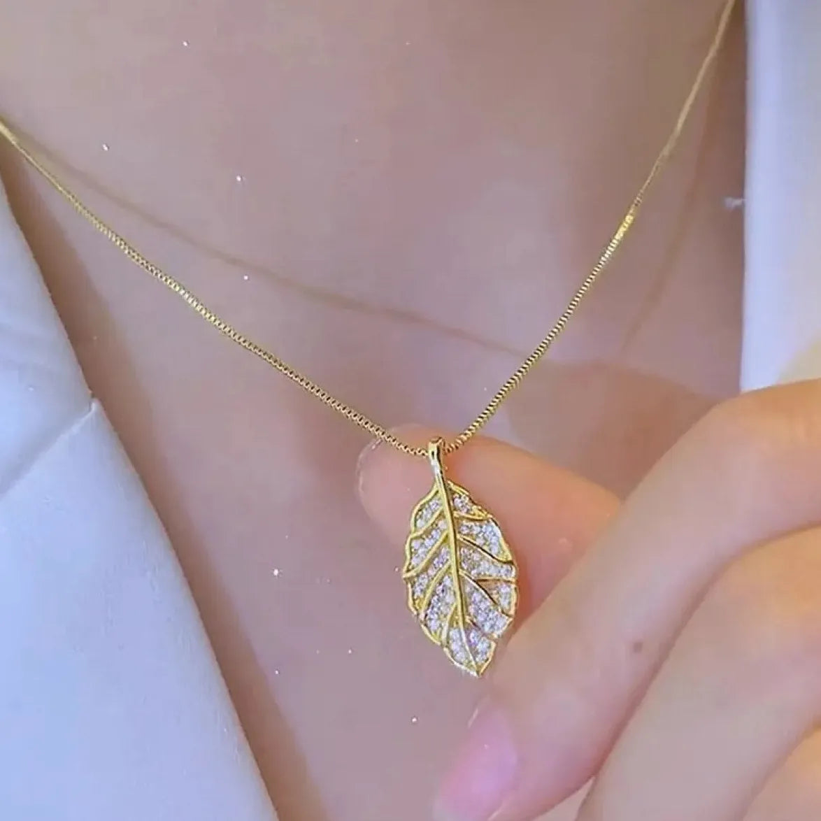 Feather Pendant Zinc Alloy Necklace for Women Elegant Choker Chain