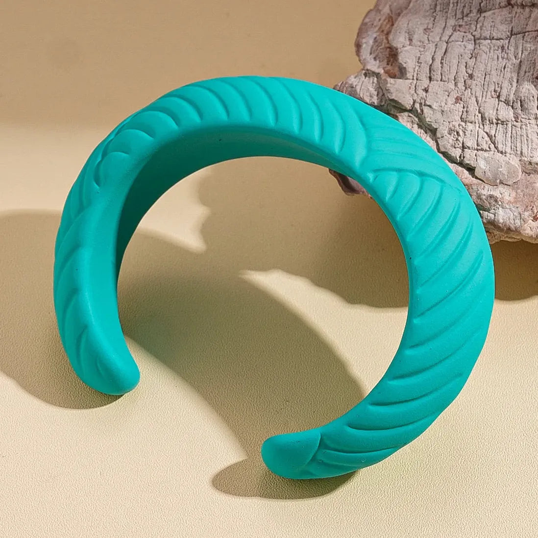 European American Oversized Unique Acrylic Irregular Geometric Open-Cuff Bangle - High-End Statement Wrist Jewelry for Women