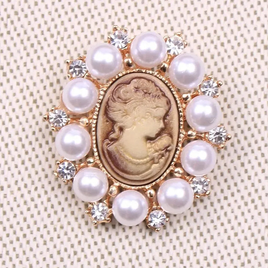 Luxury Classic Brooch for Men and Women Elegant Gift Accessory