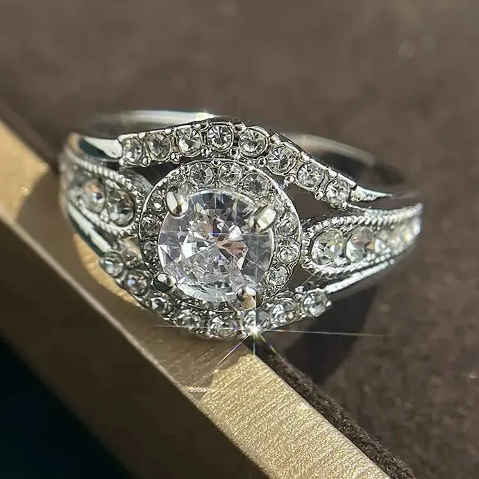 Shiny Synthetic Gemstone Ring Zinc Alloy Fashionable Luxurious Engagement Ring