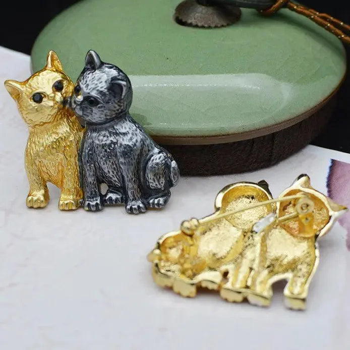 Women's Bicolor Cat Brooch Retro Animal Jewelry Gift for Women