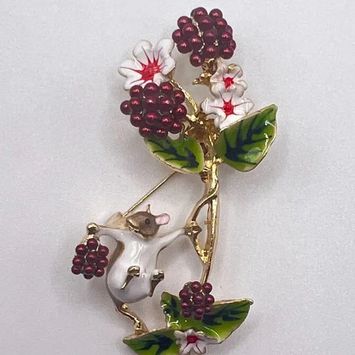 Chipmunk Cranberry Squirrel Brooch Corsage for Women Stylish Accessory