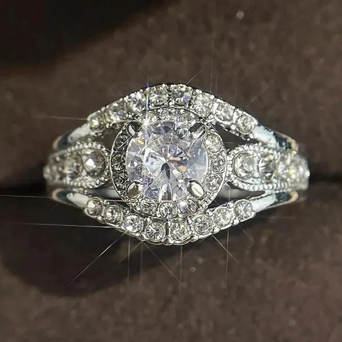 Shiny Synthetic Gemstone Ring Zinc Alloy Fashionable Luxurious Engagement Ring