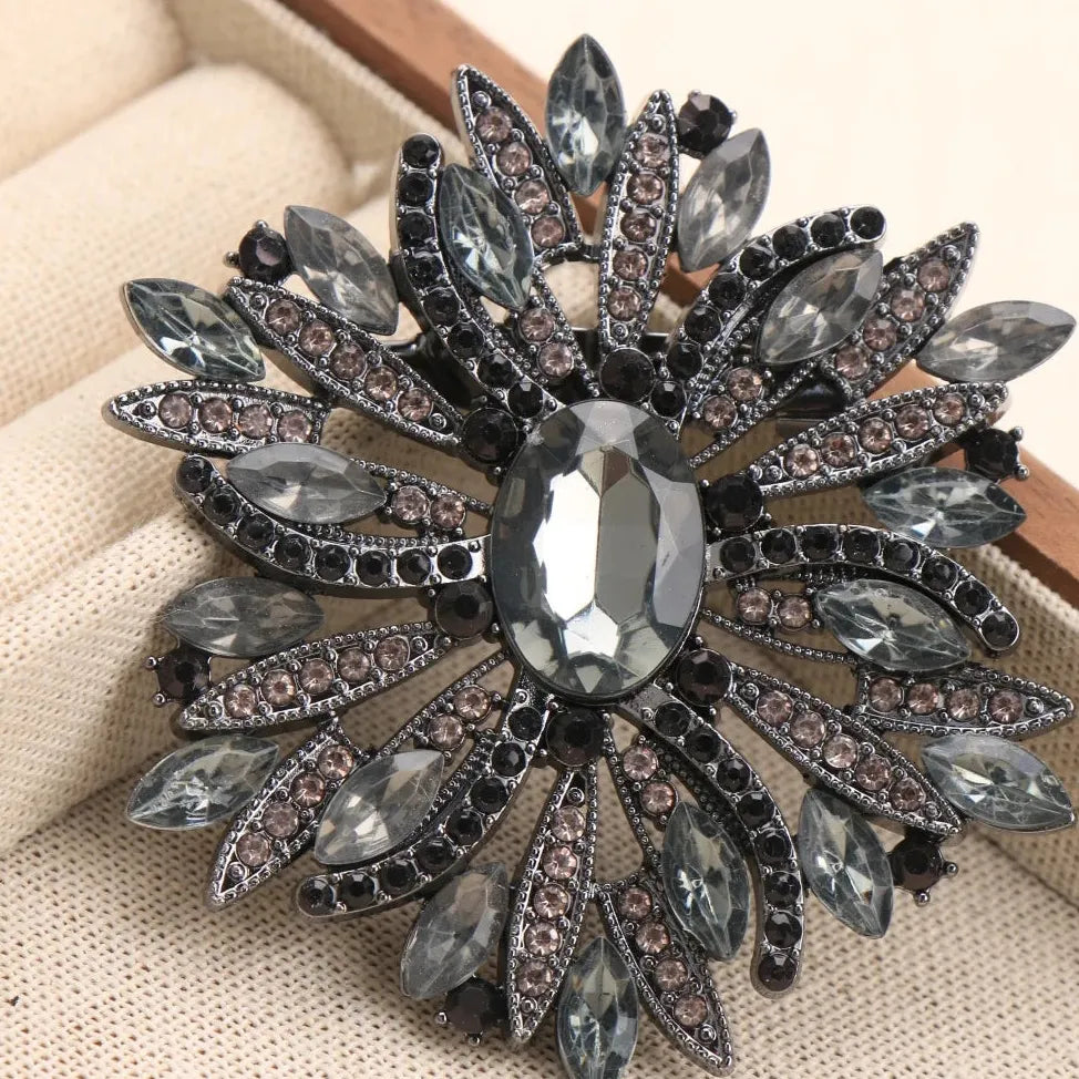 Luxury Openwork Floral Brooch Elegant Gift for Men & Women