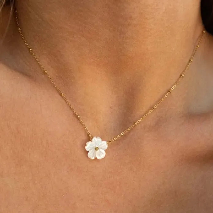 Vintage Gold Flower Pendant Necklace for Women Stainless Steel Heart Chain