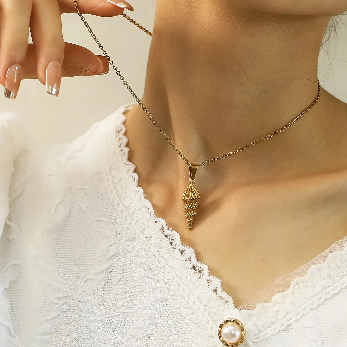 Stainless Steel Ribbed Small Conch Pendant Necklace for Women Girls Hypoallergenic Waterproof Chunky Chain Choker