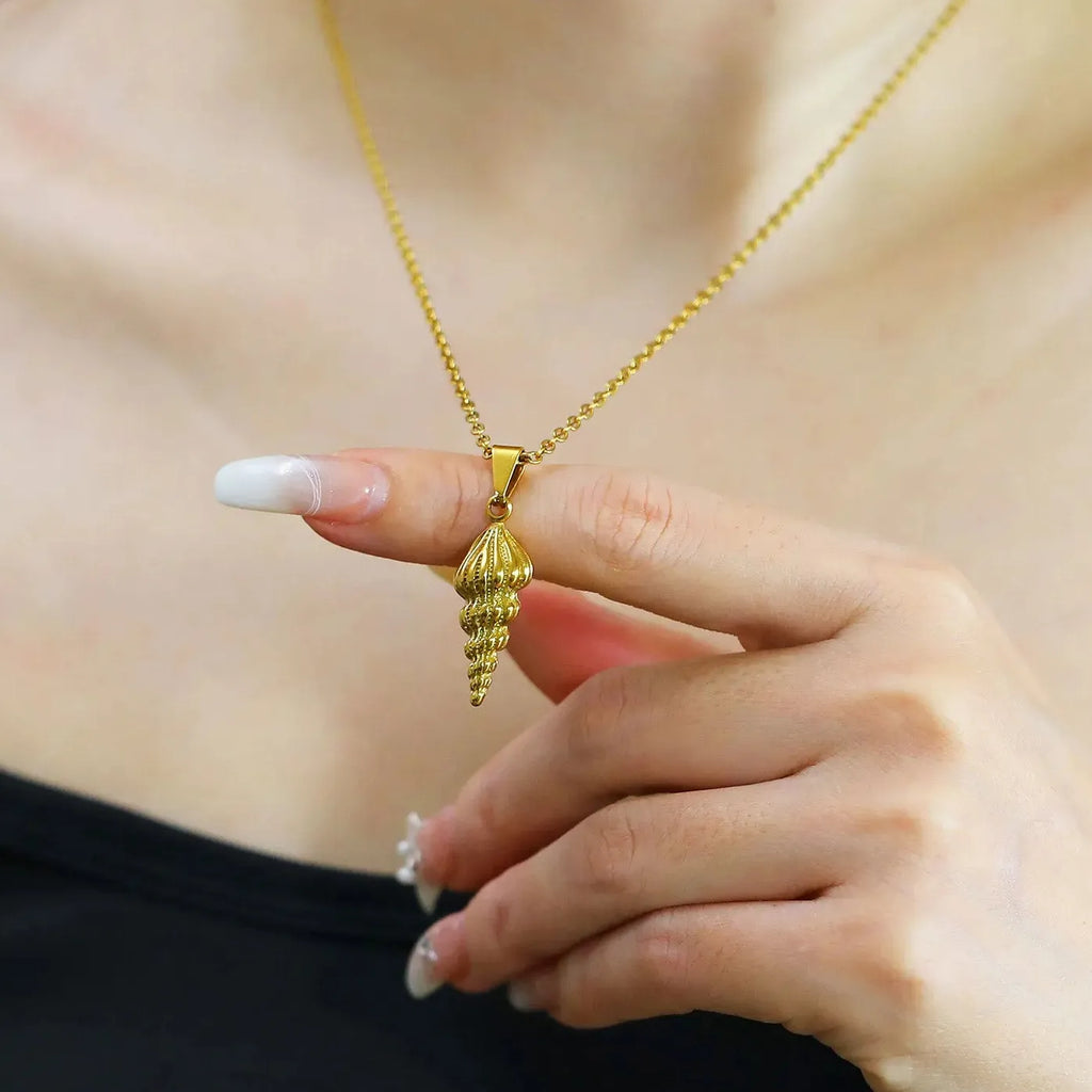 Stainless Steel Ribbed Small Conch Pendant Necklace for Women Girls Hypoallergenic Waterproof Chunky Chain Choker