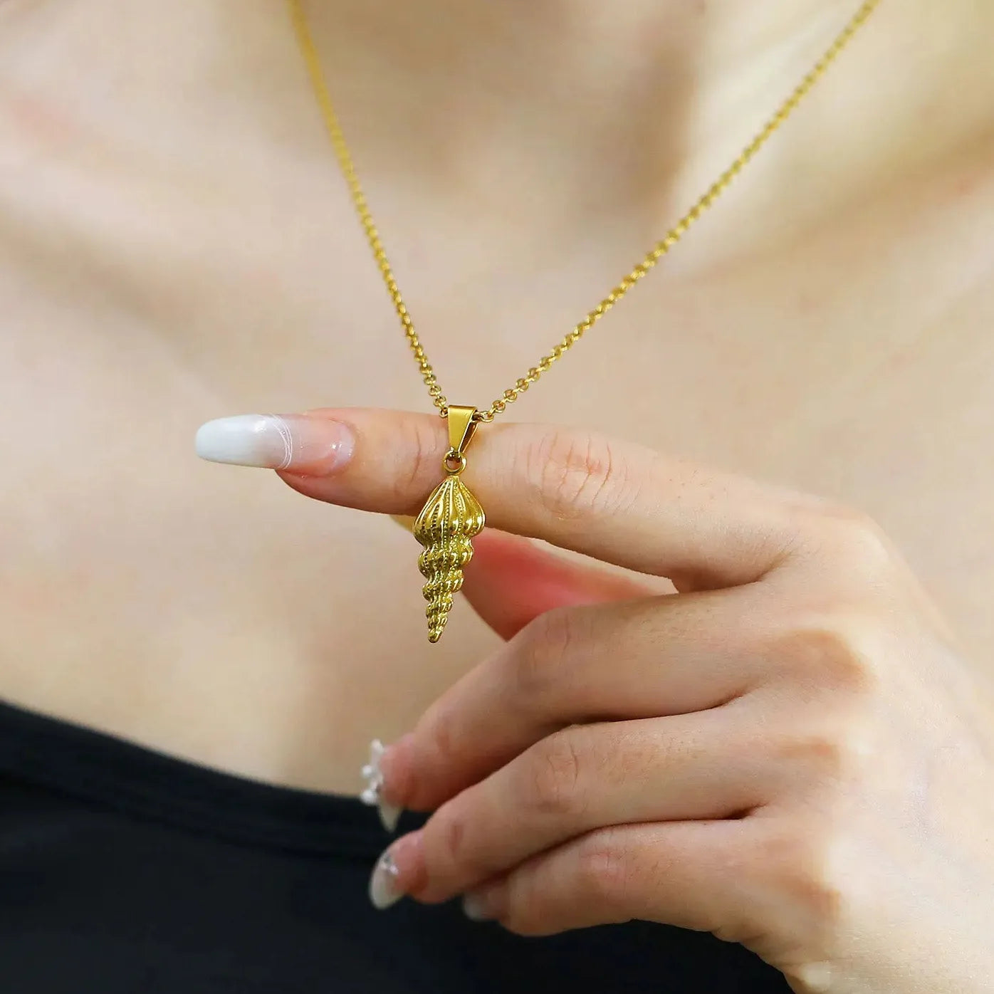 Stainless Steel Ribbed Small Conch Pendant Necklace for Women Girls Hypoallergenic Waterproof Chunky Chain Choker