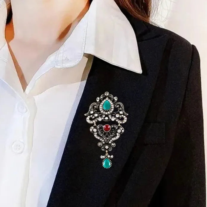 Elegant Geometric Hollow Heart Brooch for Women – Stylish Accessory