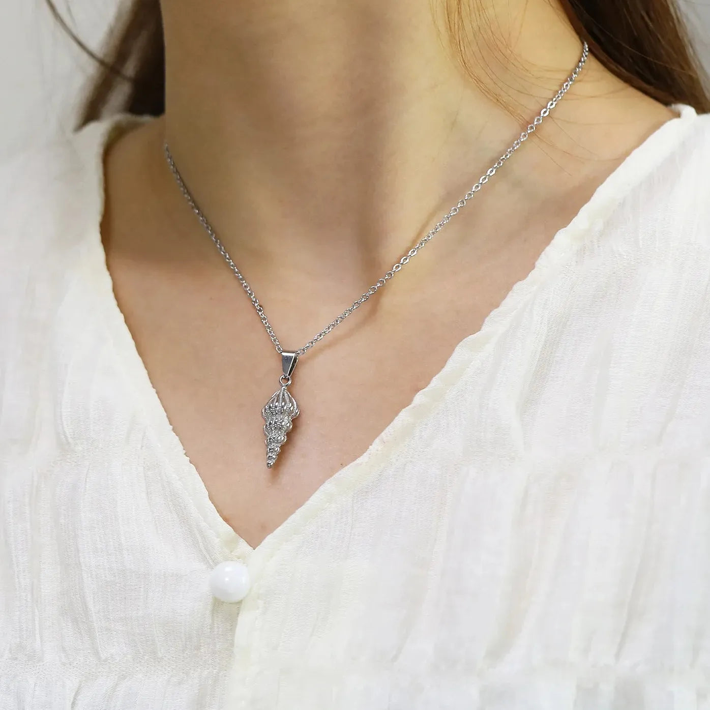 Stainless Steel Ribbed Small Conch Pendant Necklace for Women Girls Hypoallergenic Waterproof Chunky Chain Choker