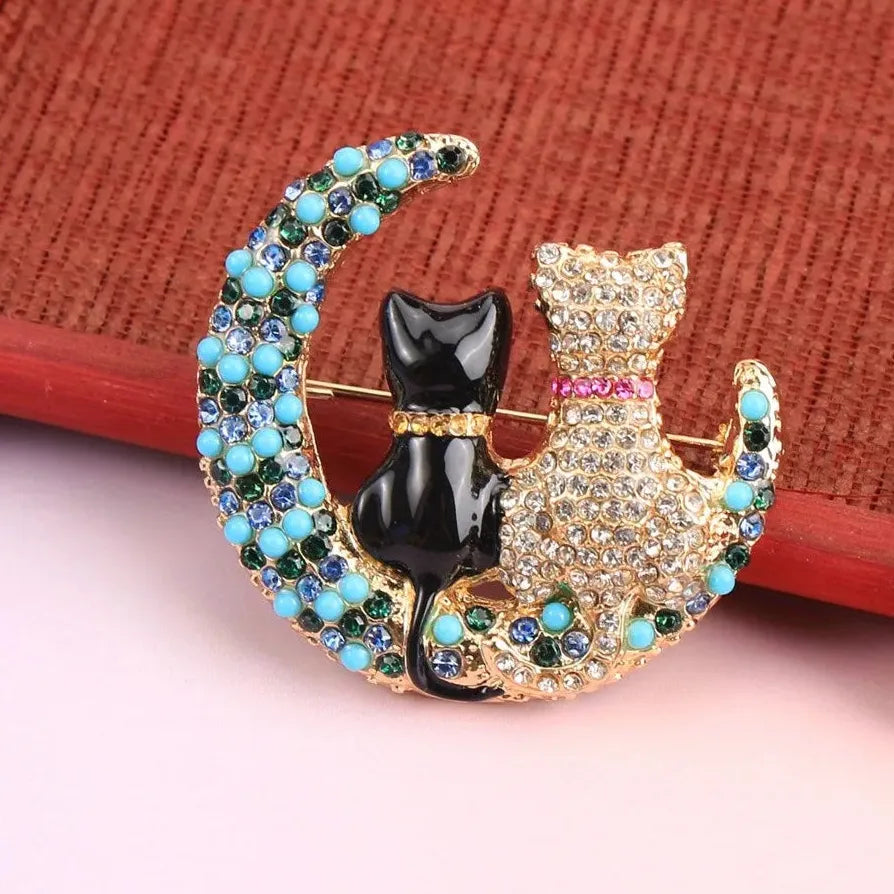 Luxury Cat Brooch for Men and Women Elegant Gift Accessory