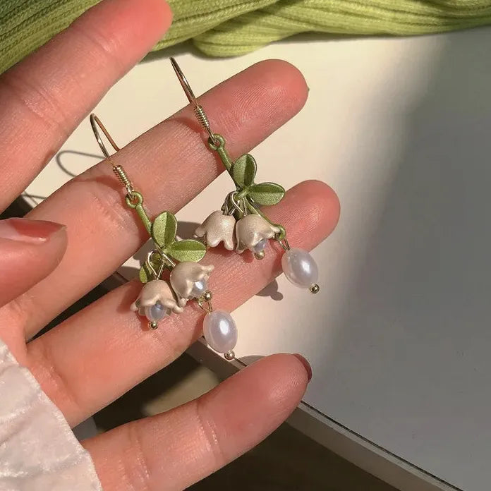 Enamel Bell Orchid Pearl Choker Necklace with Zinc Alloy Plant Pendant