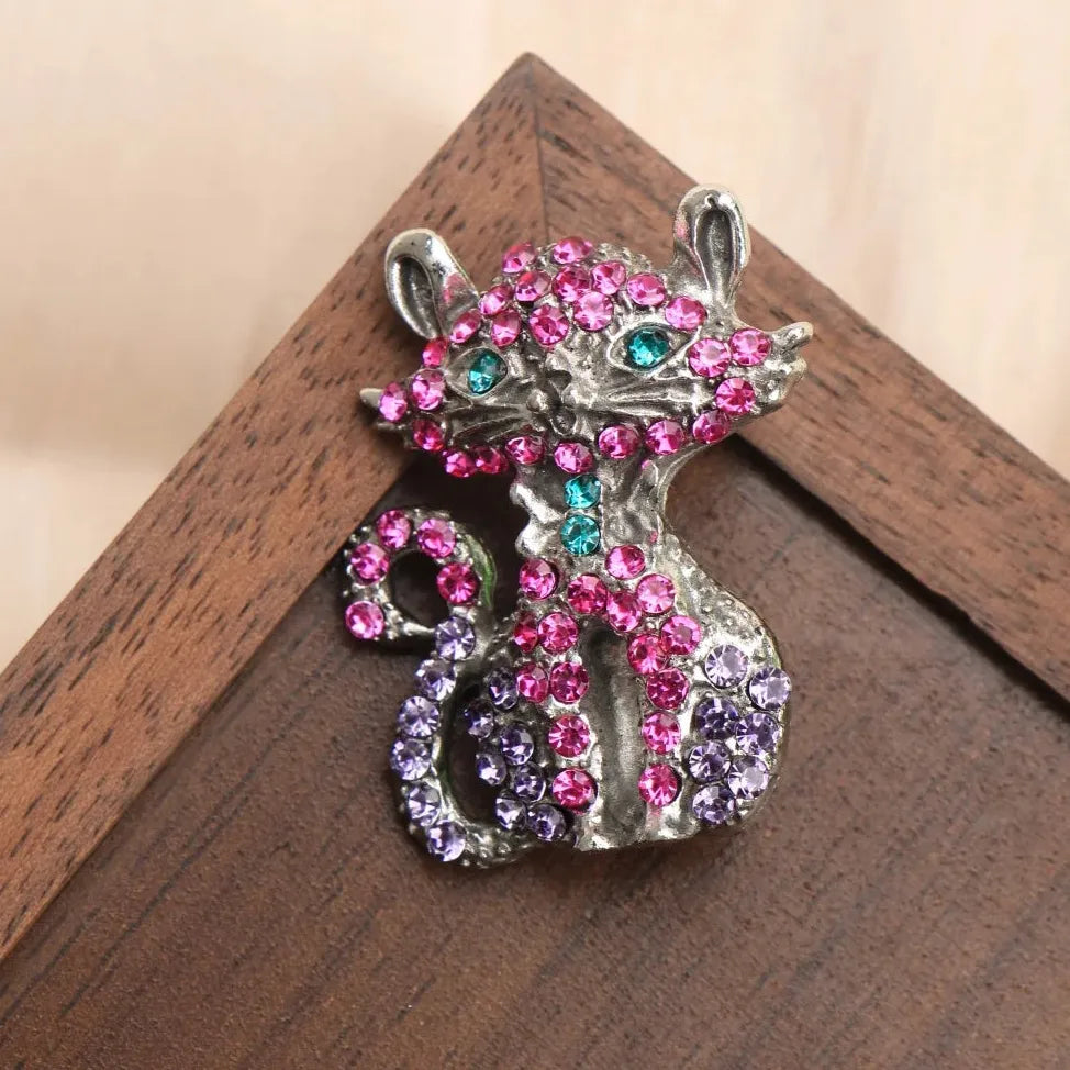 Elegant Vintage Cat Brooch for Women Fashion Accessory Gift