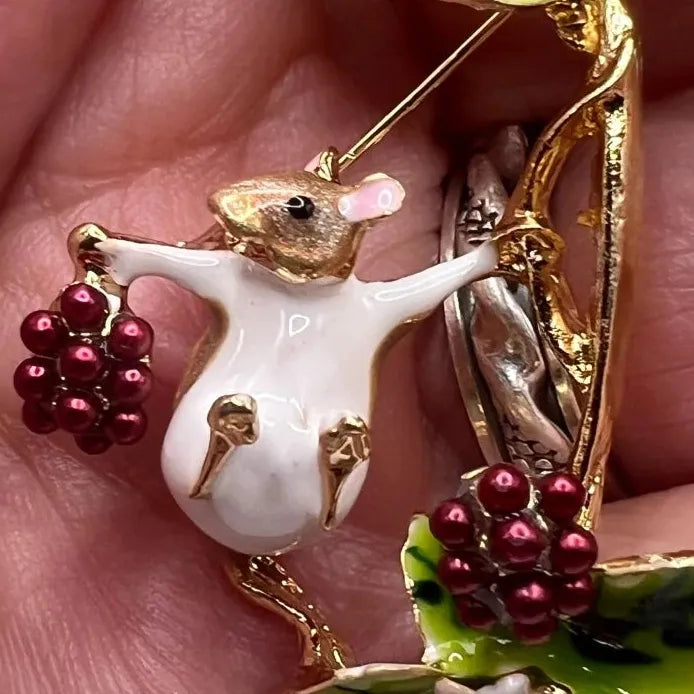 Chipmunk Cranberry Squirrel Brooch Corsage for Women Stylish Accessory