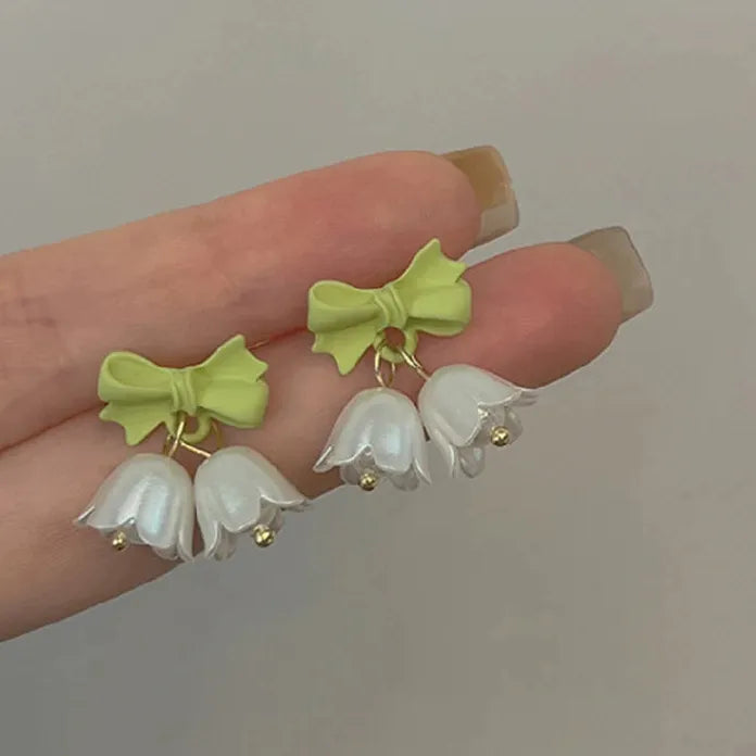 Enamel Bell Orchid Pearl Choker Necklace with Zinc Alloy Plant Pendant