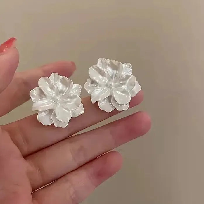White Flower Acrylic Stud Earrings for Women Japanese Floral Jewelry 2023