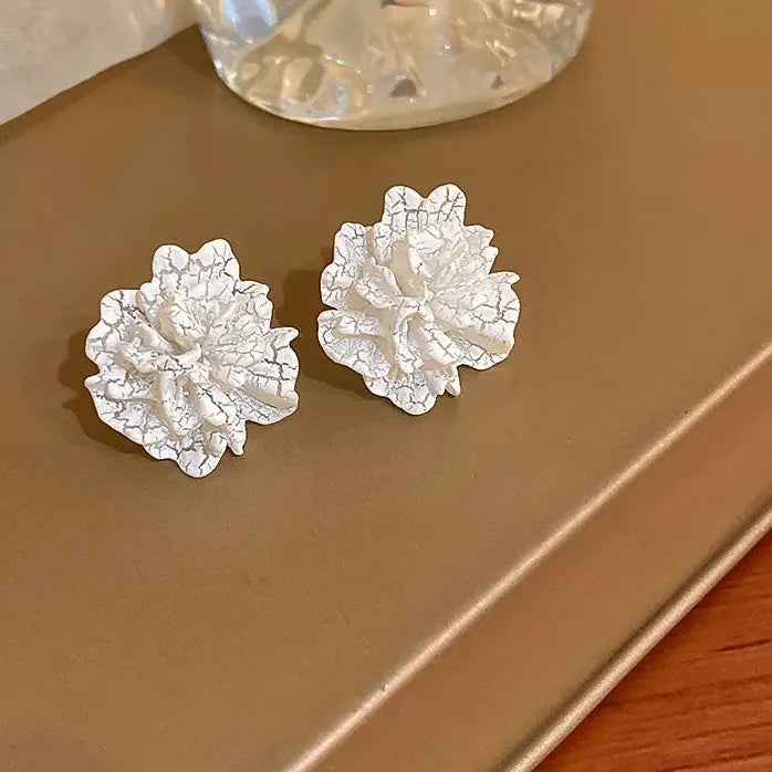 White Flower Acrylic Stud Earrings for Women Japanese Floral Jewelry 2023