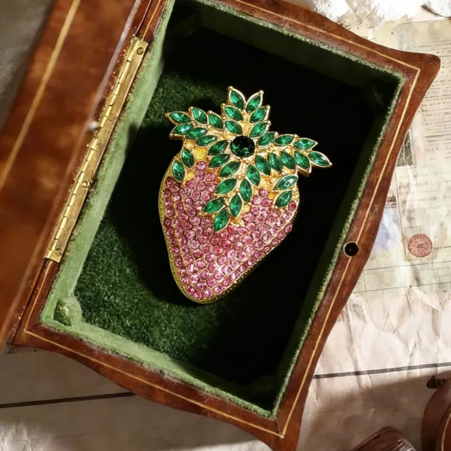 Luxury Strawberry Brooch Elegant Classic Jewelry Gift for Men Women