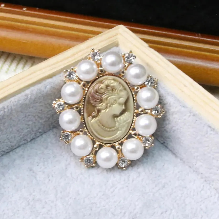 Luxury Classic Brooch for Men and Women Elegant Gift Accessory
