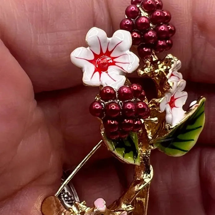 Chipmunk Cranberry Squirrel Brooch Corsage for Women Stylish Accessory