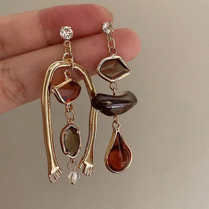 2025 French Retro Abstract Female Fashion Zinc Alloy Earrings