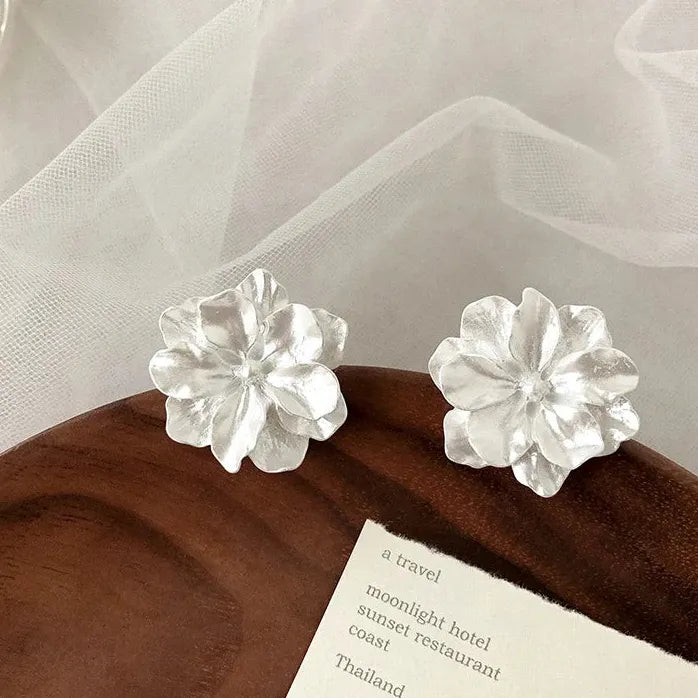 White Flower Acrylic Stud Earrings for Women Japanese Floral Jewelry 2023