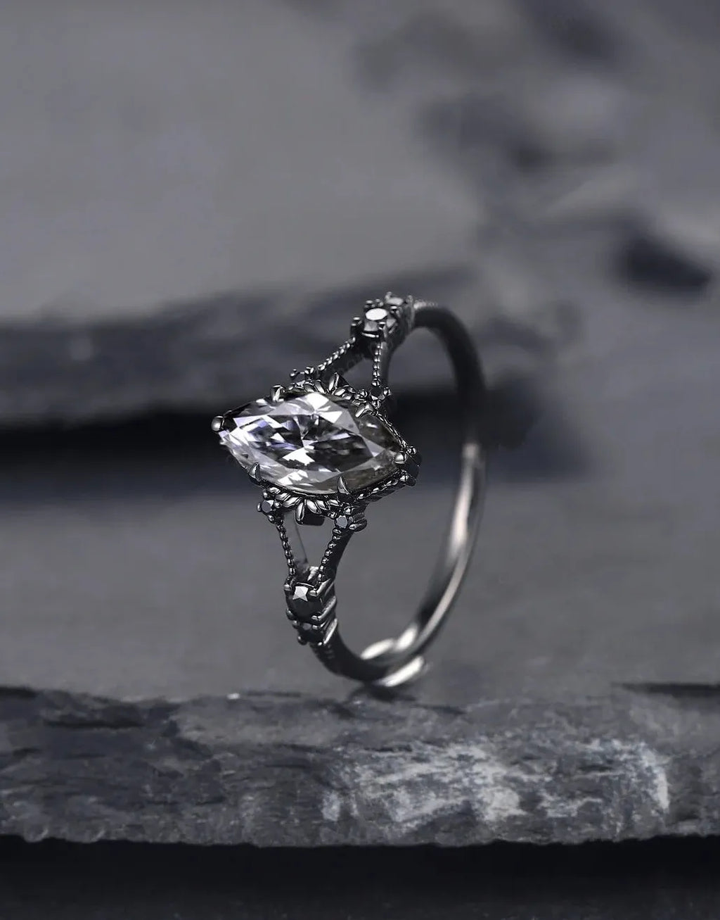 Luxury Retro Gun Plated Black Zinc Alloy Ring with Micro Set Zircon for Women