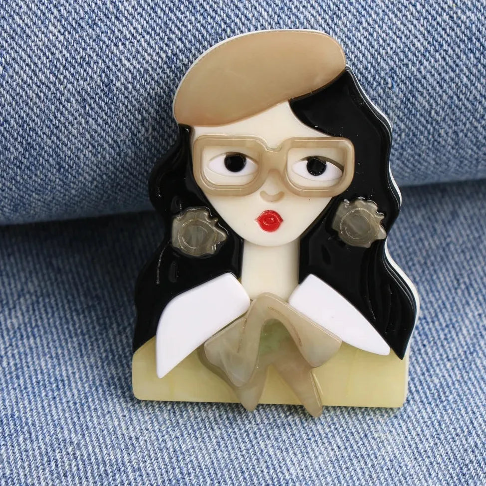 Delicate Acrylic Eye Brooch Pin for Women Classic Fashion Accessory