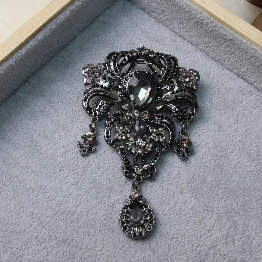 Elegant Floral Giraffe Butterfly Brooch Gift for Men & Women