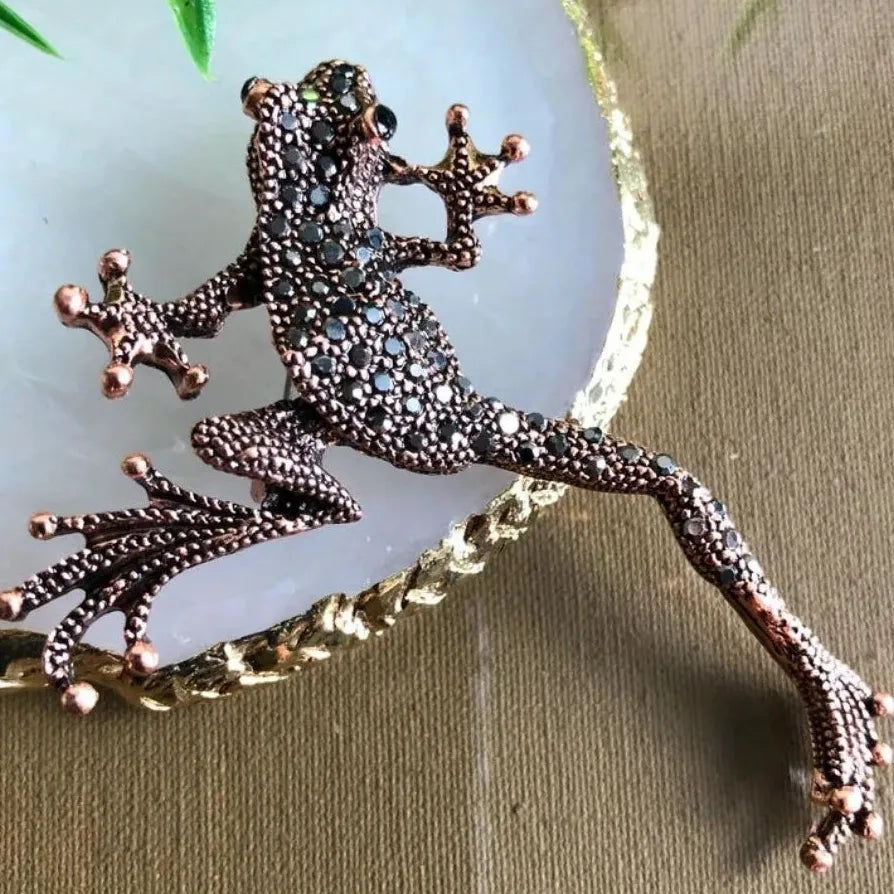 Vintage Luxury Frog Brooch Pin for Men & Women – Elegant Accessory