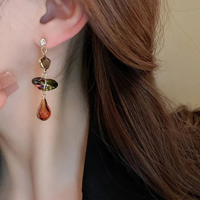 2025 French Retro Abstract Female Fashion Zinc Alloy Earrings