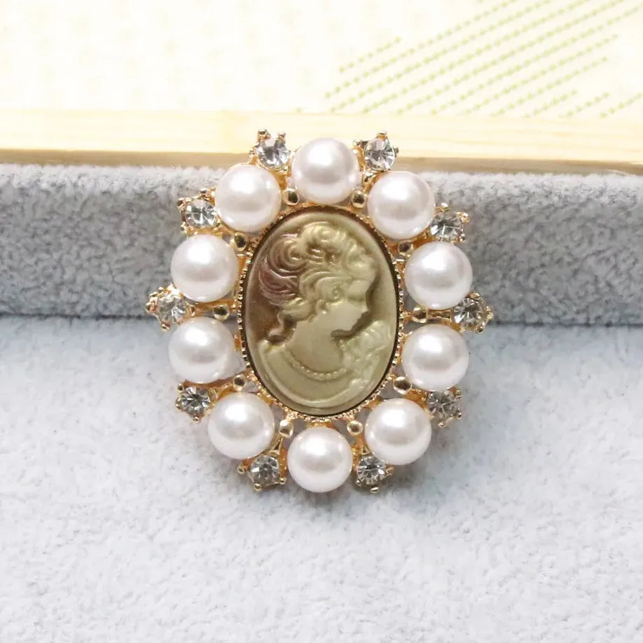 Luxury Classic Brooch for Men and Women Elegant Gift Accessory