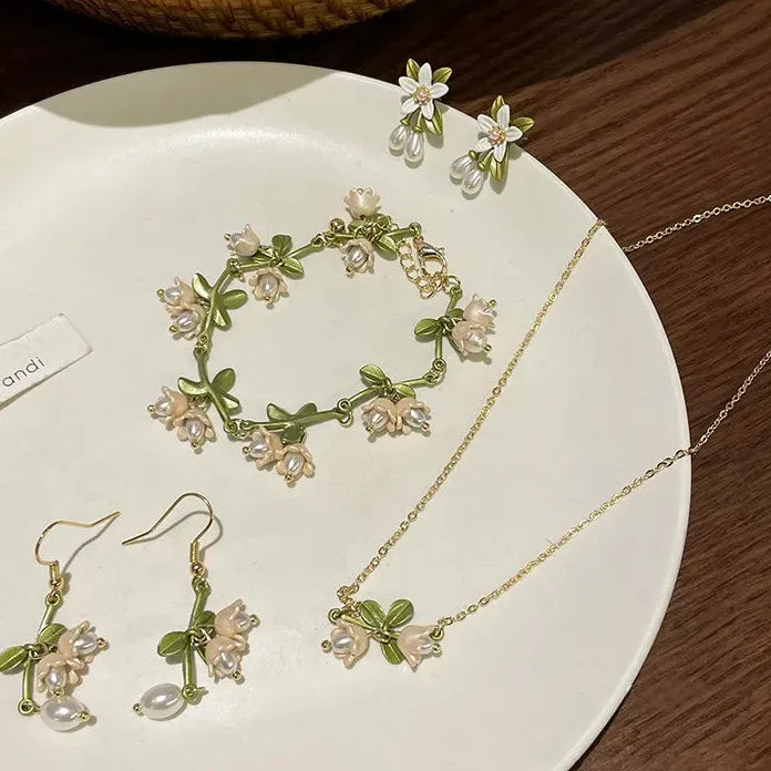 Enamel Bell Orchid Pearl Choker Necklace with Zinc Alloy Plant Pendant