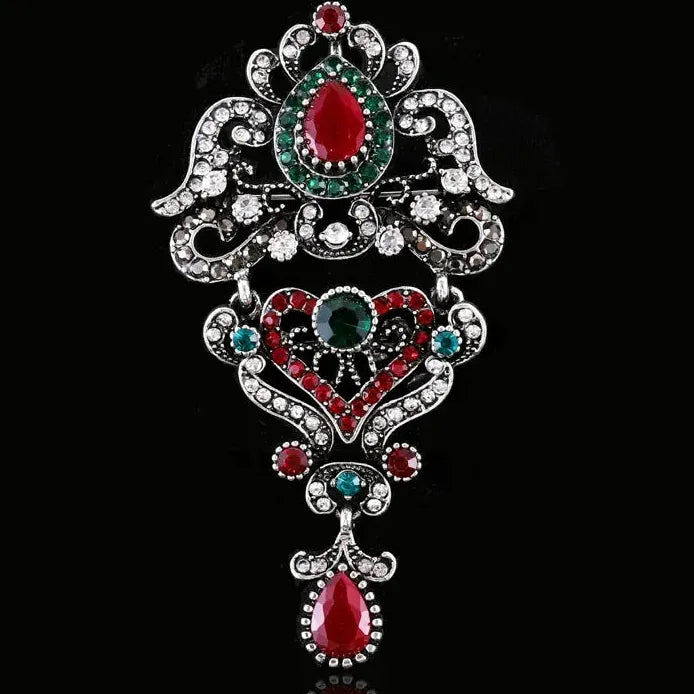 Elegant Geometric Hollow Heart Brooch for Women – Stylish Accessory