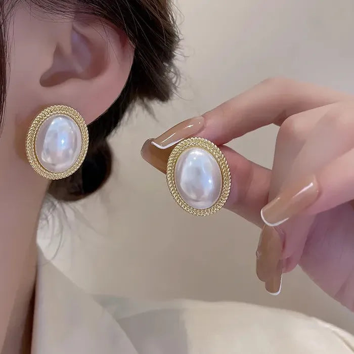 2024 Retro Gold Metal Black Round Stud Earrings Elegant Party Jewelry