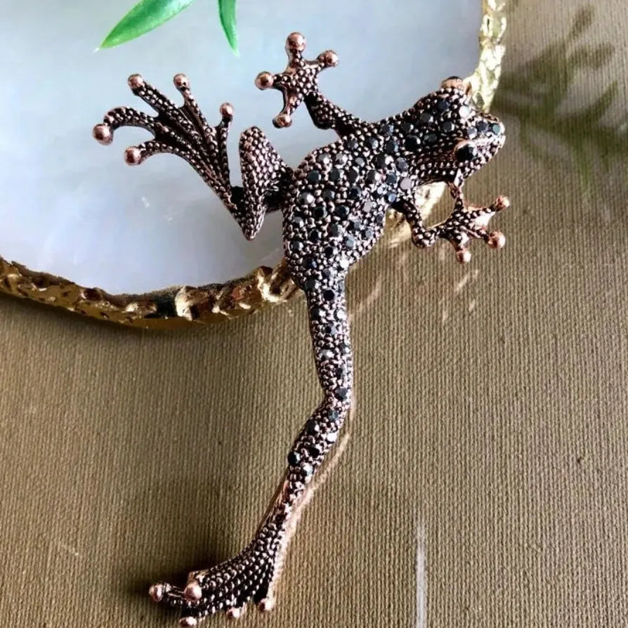 Vintage Luxury Frog Brooch Pin for Men & Women – Elegant Accessory