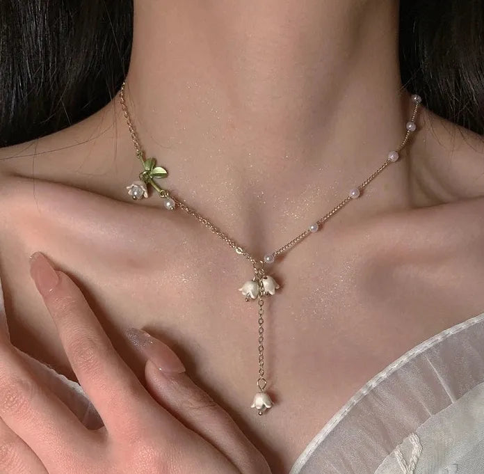 Enamel Bell Orchid Pearl Choker Necklace with Zinc Alloy Plant Pendant