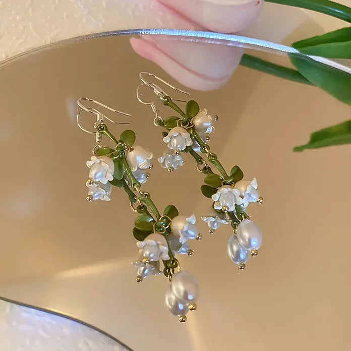 Enamel Bell Orchid Pearl Choker Necklace with Zinc Alloy Plant Pendant