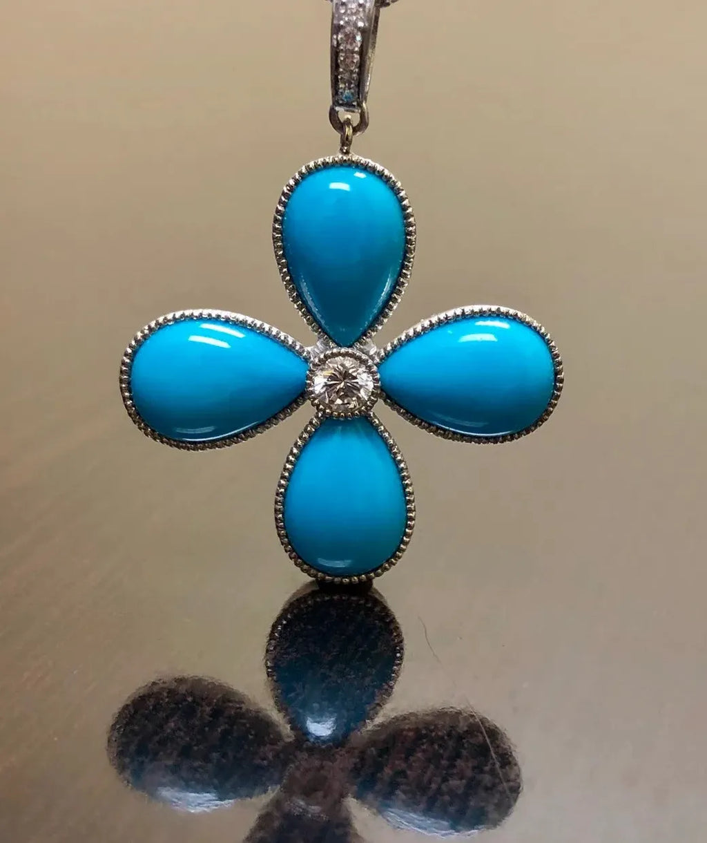 Fashionable Clover Pendant Necklace for Women Silver Plated Zinc Alloy Chain