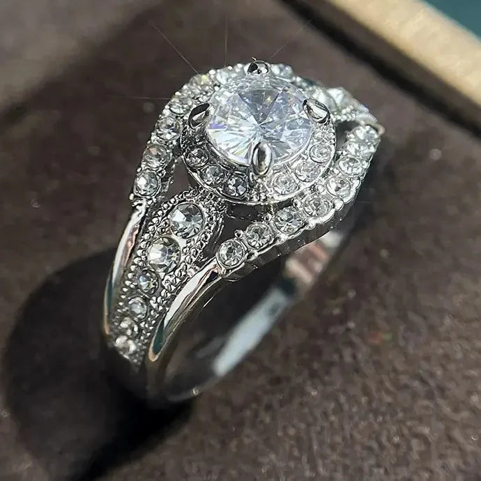 Shiny Synthetic Gemstone Ring Zinc Alloy Fashionable Luxurious Engagement Ring